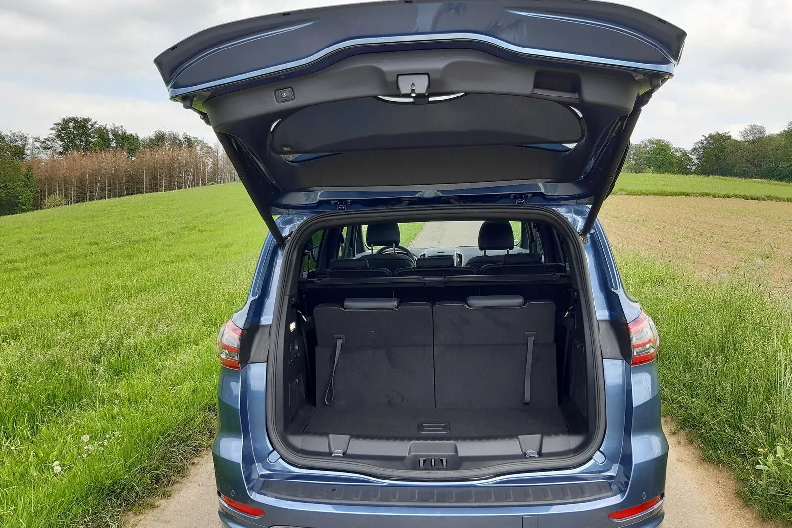 Hinter die aufgestellte dritte Sitzreihe passen im S-Max noch 285 Liter Gepäck.